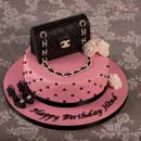gâteau rose avec sac à main Chanel